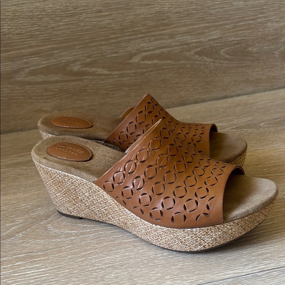 Clarks Tan Cutout Leather Mules - Picture 1 of 17